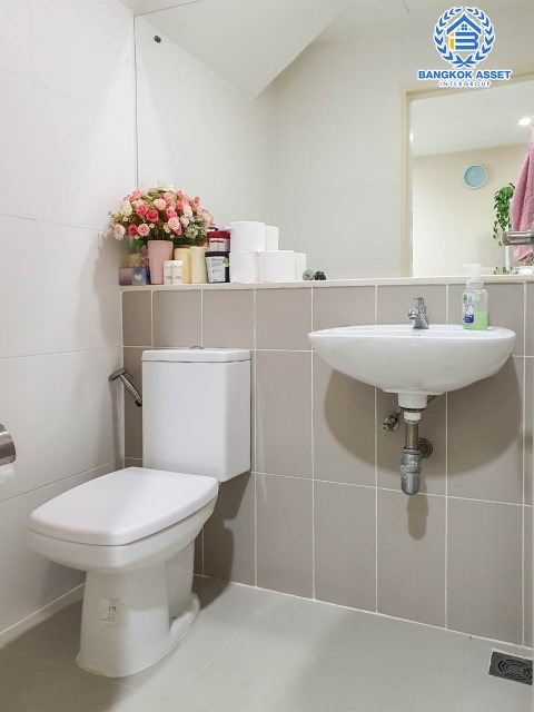 ******ทาวน์โฮมมือสอง ม.บ้านกลางเมือง พระราม9 บ้านสไตล์คนเมือง 3 ชั้น ภายในสวยมาก สภาพเทียบเท่ามือ1 มีบิ้วท์อินเค้าท์เตอร์ครัวให้แล้ว เนื้อที่ 18.5 ตร.ว. ห้องนอน 3 ห้องน้ำ 2 ที่จอดรถ แถมแอร์ 4 เครื่อง และเครื่องทำน้ำอุ่น 2 เครื่อง บนทำเลติดถนนใหญ่ ที่เชื่อมต่อถนน ถ.กาญจนาภิเษก วงแหวนกาญจนาภิเษก ใกล้ทางด่วนพระราม 9-มอเตอร์เวย์ และ แอร์พอร์ตลิ้งค์ สถานีหัวหมาก